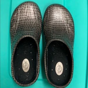 Nursing clogs/gardening shoes